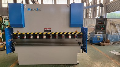 Фото 50 - MetalTec HBM 125/2500 (Е22, инвертор заднего упора) гидравлический листогибочный пресс.